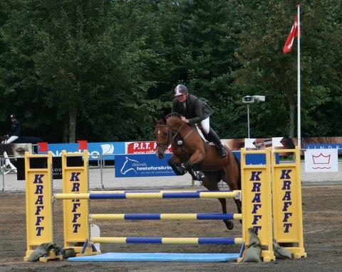 Hermione Ask e. Casir Ask, der blev nr. 2 i Unghestechampionatet i Herning i år, finaledeltager i DRF's springchampionat, og er nu også udtaget til VM for ungheste på Zangersheide.
(Foto: Merete Bager)